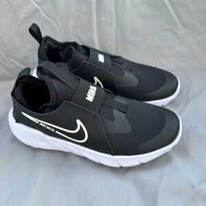 NIKE FLEX RUNNER 2 Children's Shoe SIZE 3 Black & White SLIP ON DJ6040-002 NEW